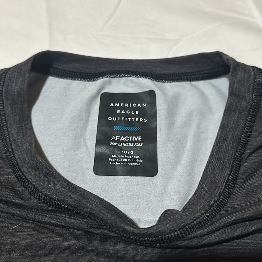 American Eagle AEActive 360 Extreme Flex Reflective Strip tshirt - Picture 2 of 3